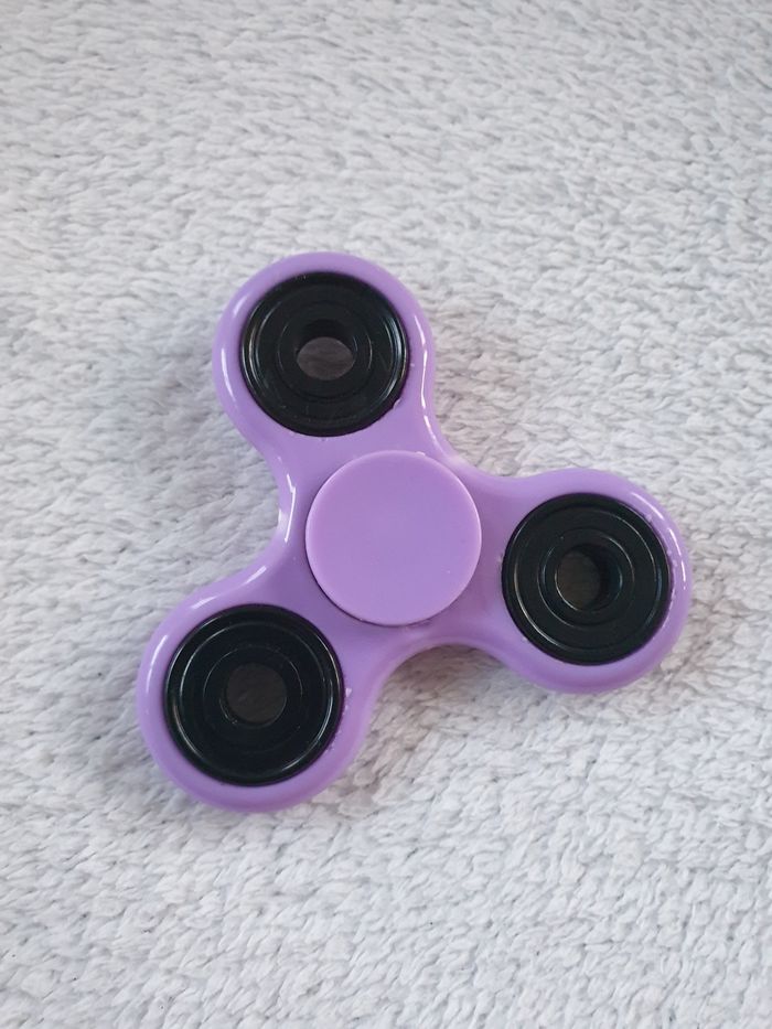 Hand spinner violet