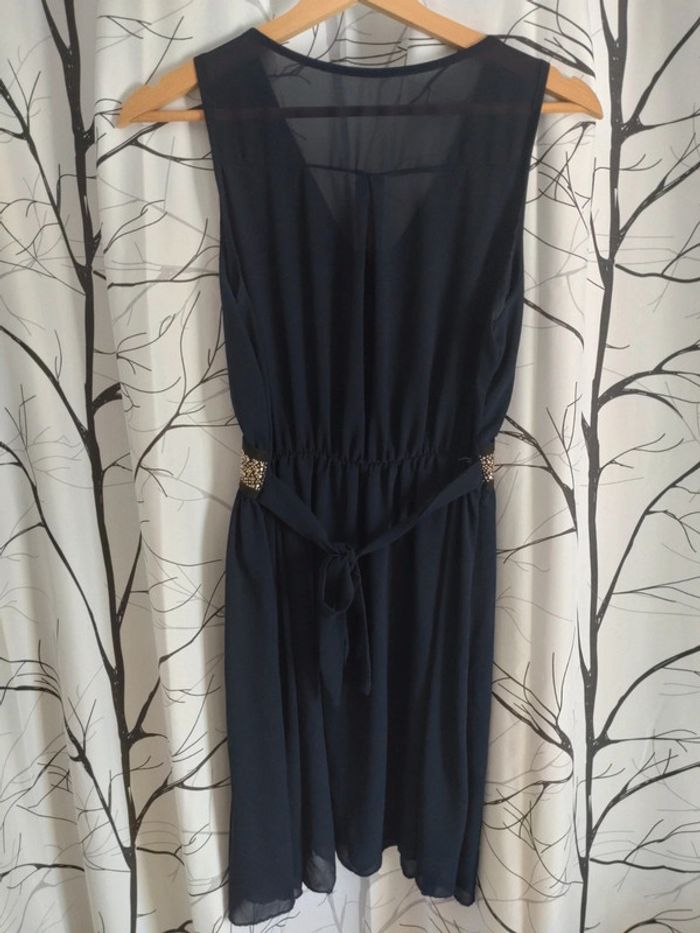 Robe courte légère avec bande ceinture dorée - photo numéro 3