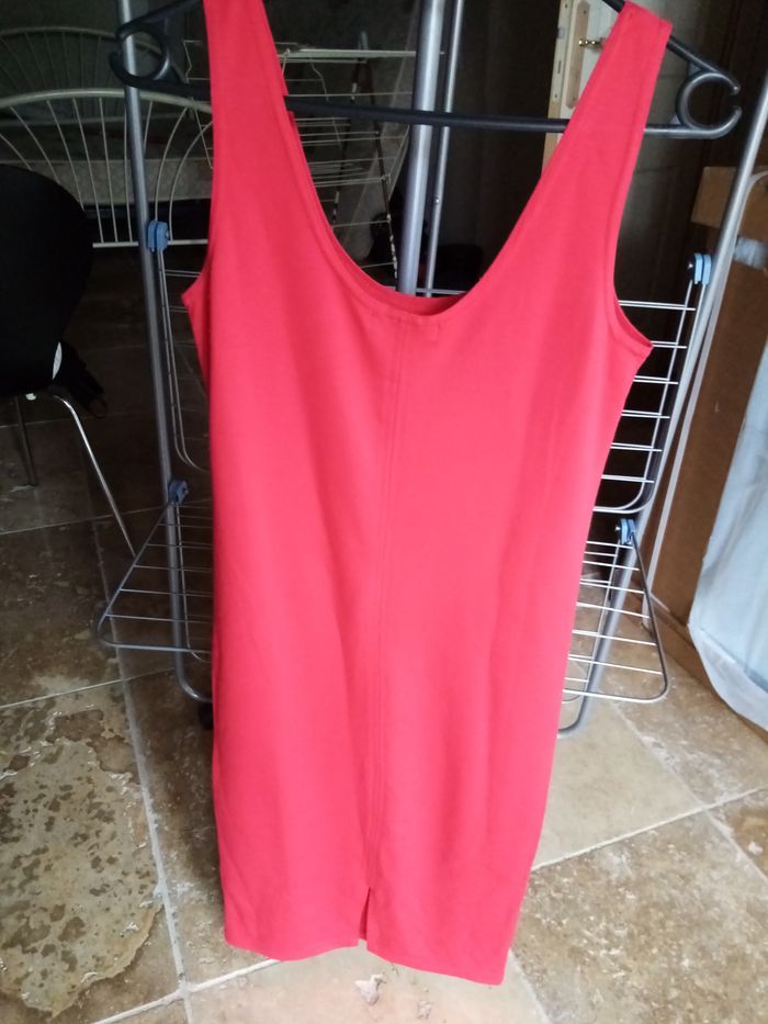 Robe rouge près du corps - photo numéro 2