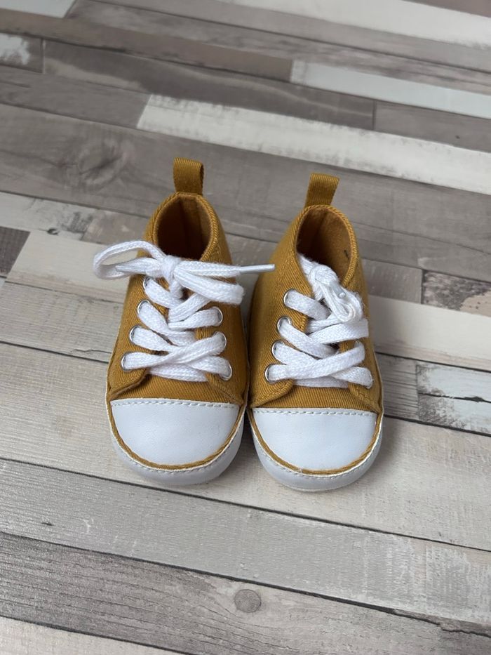 Chaussure montantes bébé taille 3-6 mois - photo numéro 3