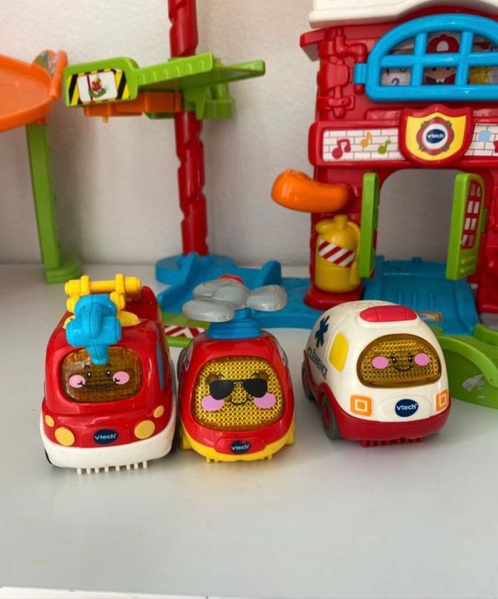 Caserne de pompier Circuit Tut tut bolide + véhicules voiture pompier , ambulance hélicoptère VTECH - photo numéro 6