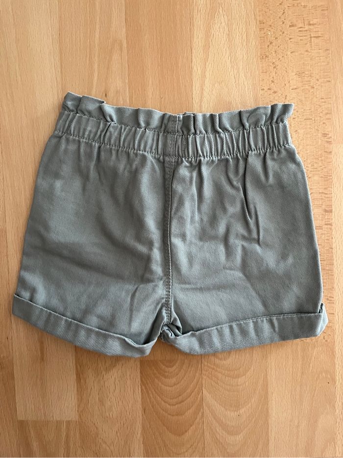 Short vert kaki Vertbaudet fille 18mois TBE - photo numéro 2