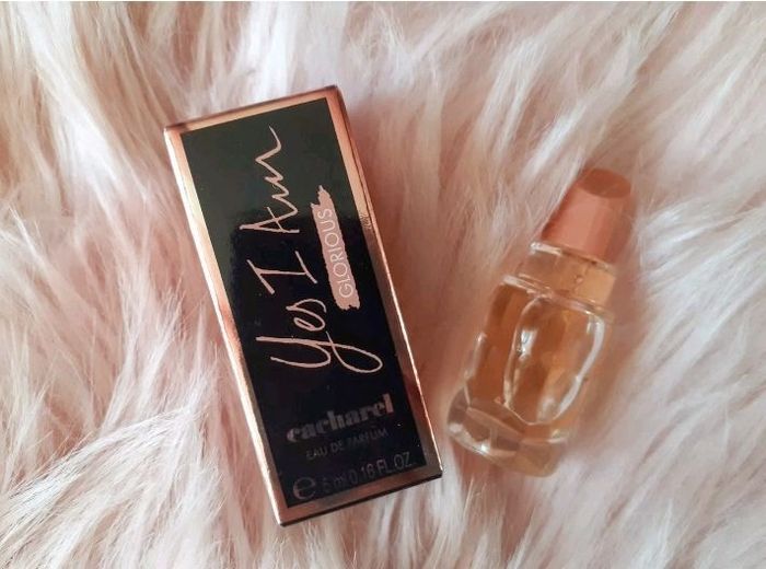 Miniature de parfum yes I am Glorious Cacharel