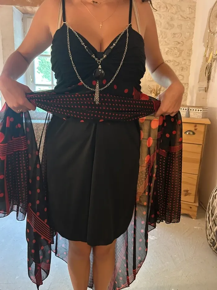 Jolie robe rouge et noir - photo numéro 5