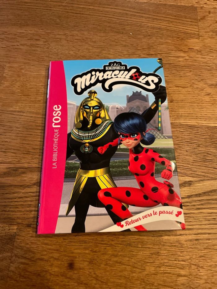 Livre La bibliothèque Rose Miraculous Retour vers le passé Numéro 51