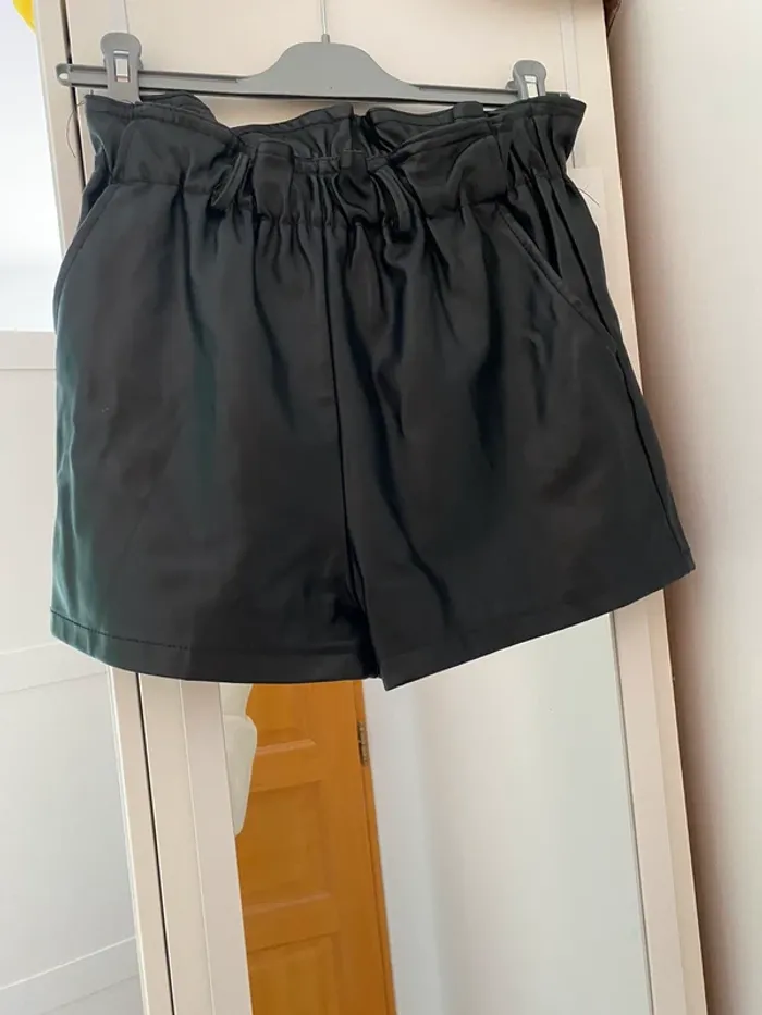 Short en cuire noir S