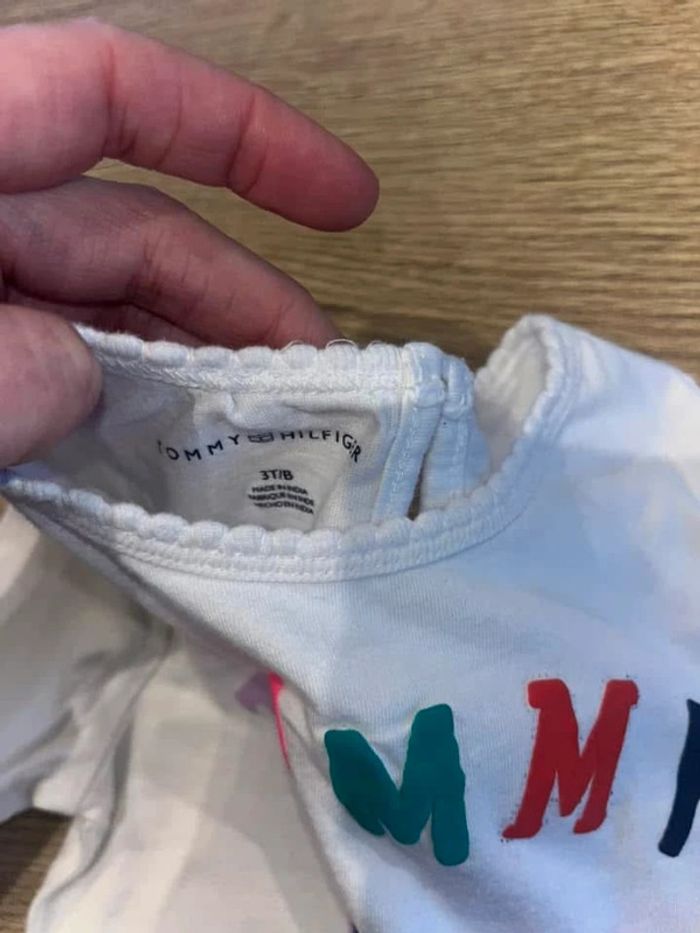 Ensemble tommy Hilfiger tee shirt + jupe 3 ans - photo numéro 3