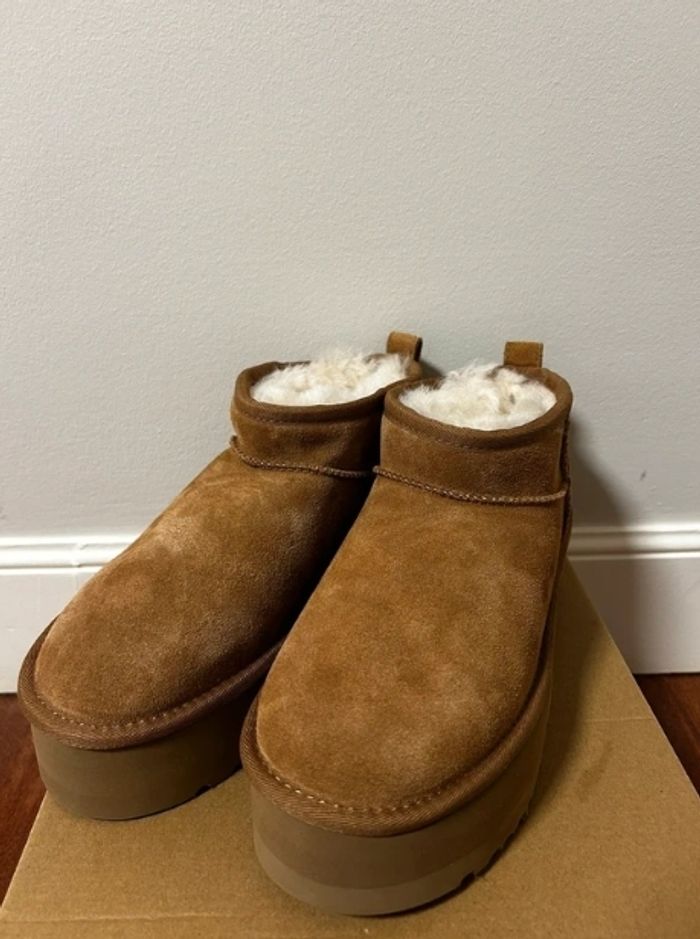 Bottes de neige courtes à talons hauts UGG, pointure 39 - photo numéro 2