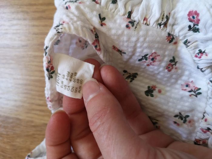 Ensemble fleurie h&m 4 6 mois - photo numéro 2