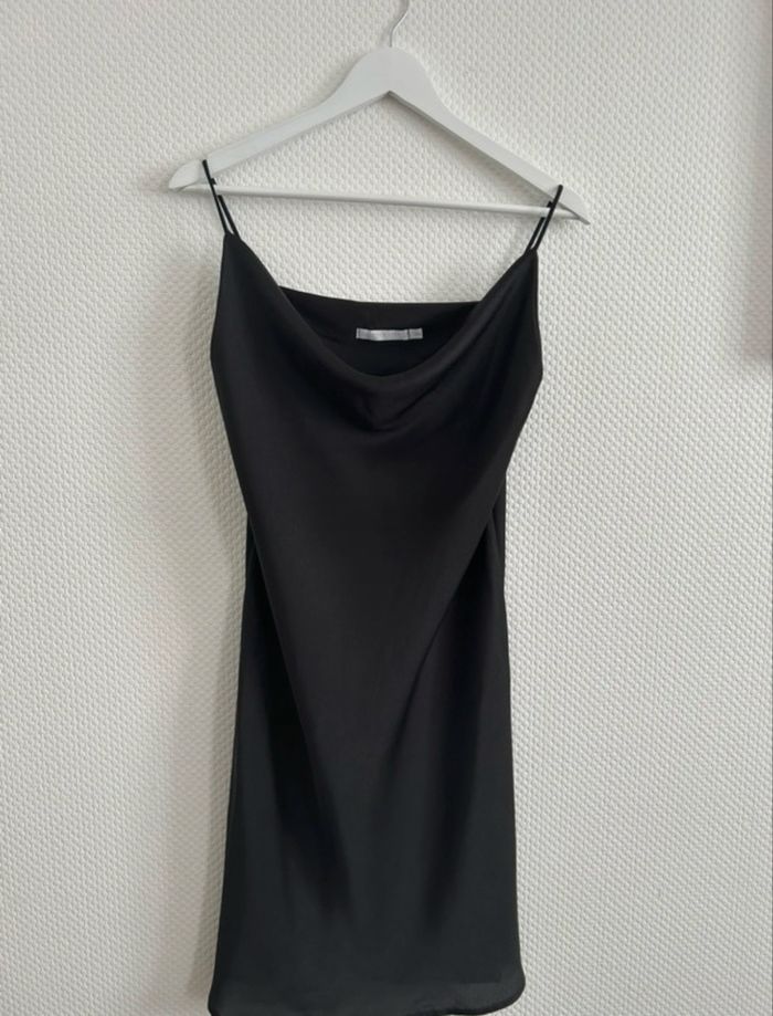 Robe satin noire - photo numéro 2