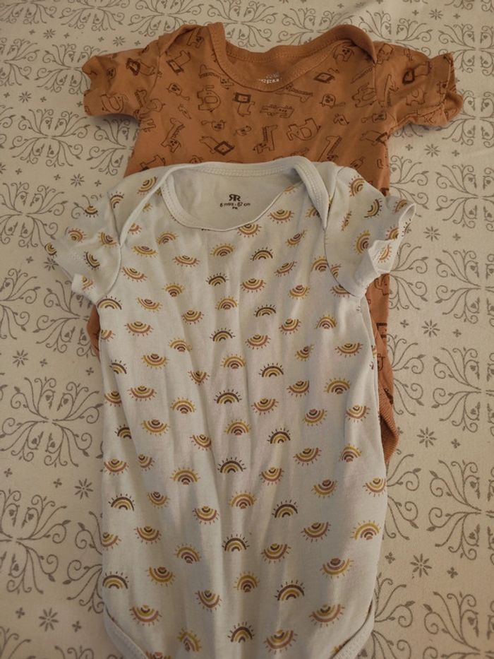 👶Lot 2 bodies manches courtes taille 6mois👶