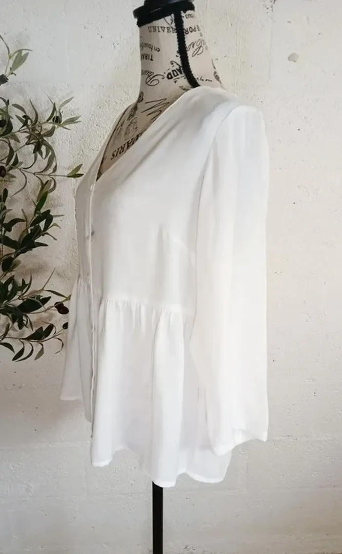 👚 Chemisier blanc cassé à volant – Coupe large – Taille 40 estimée – Très bon état - photo numéro 5