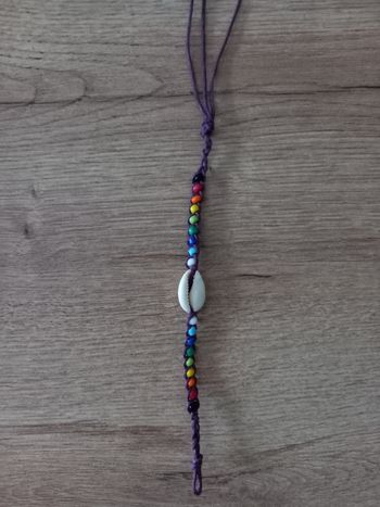Bracelet coquillage et perles en cordelette. 