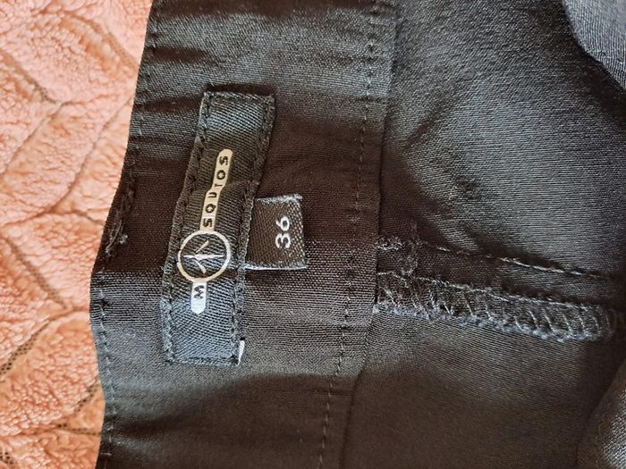 Pantalon femme noir mosquitos 36 comme neuf coupe évasée un peu en bas - photo numéro 3