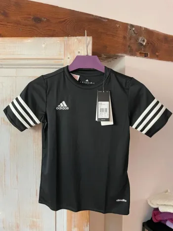 T-shirt Adidas Taille 8 ans neuf