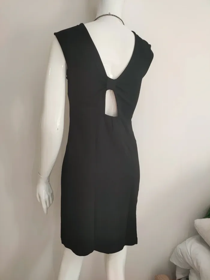 Robe moulante noire, dos nu avec plastron a l'avant - photo numéro 2