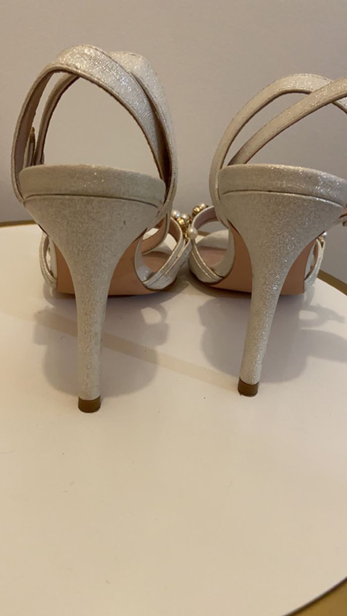 Sandales à talons et ornement perle - photo numéro 3
