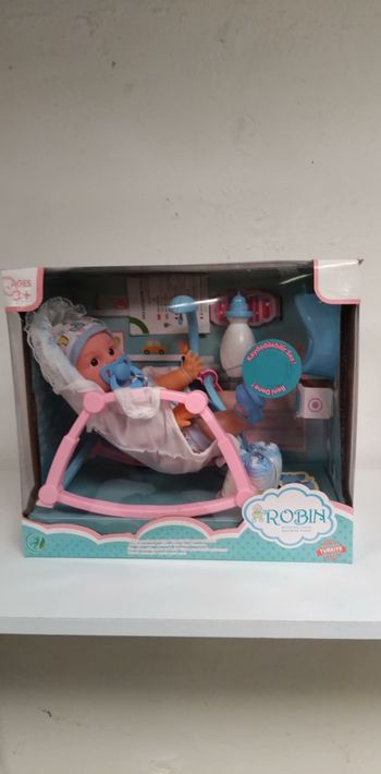 poupée et ses accessoires