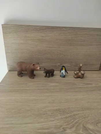 Lot de 3 figurines Schleich et une figurine pinguin