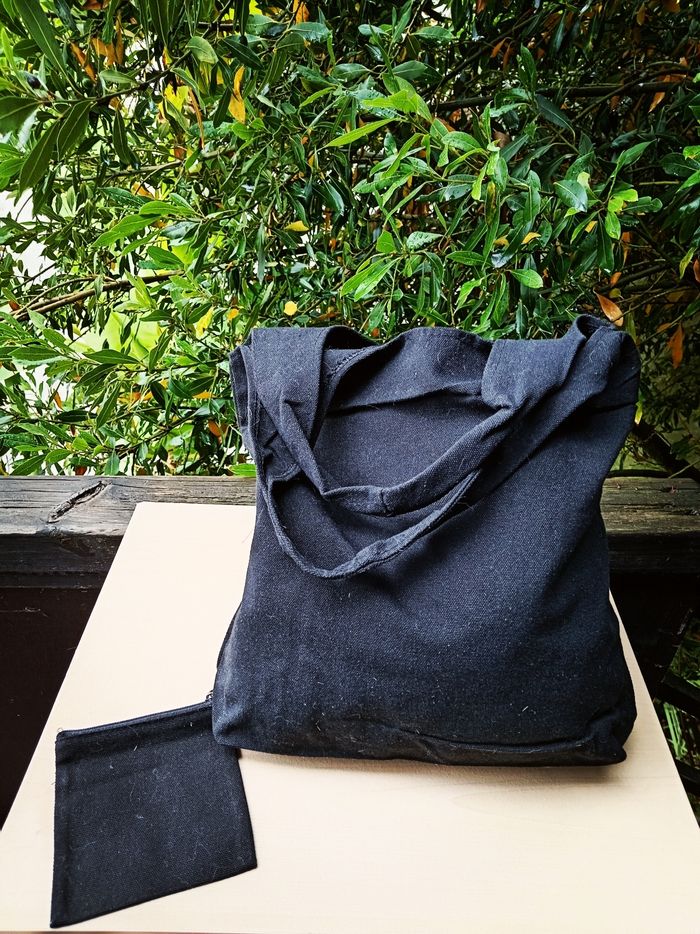 Lot produits dérivés de la série Wednesday (Mercredi) : sac cabas fourre-tout + porte monnaie carré - photo numéro 6
