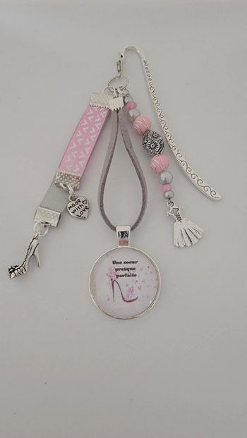 Cadeau sœur, bijoux de sac ou marque page " sœur presque parfaite"