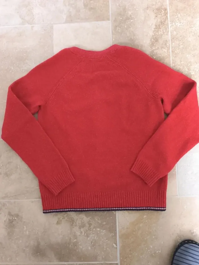 Joli pull rouge col V bouton femme Tommy Hilfiger avec logoo chic comme neuf S selon mesures - photo numéro 15