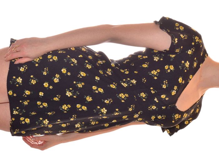 robe d'été courte taille S noire motif floral jaune manches courtes col rond - photo numéro 4