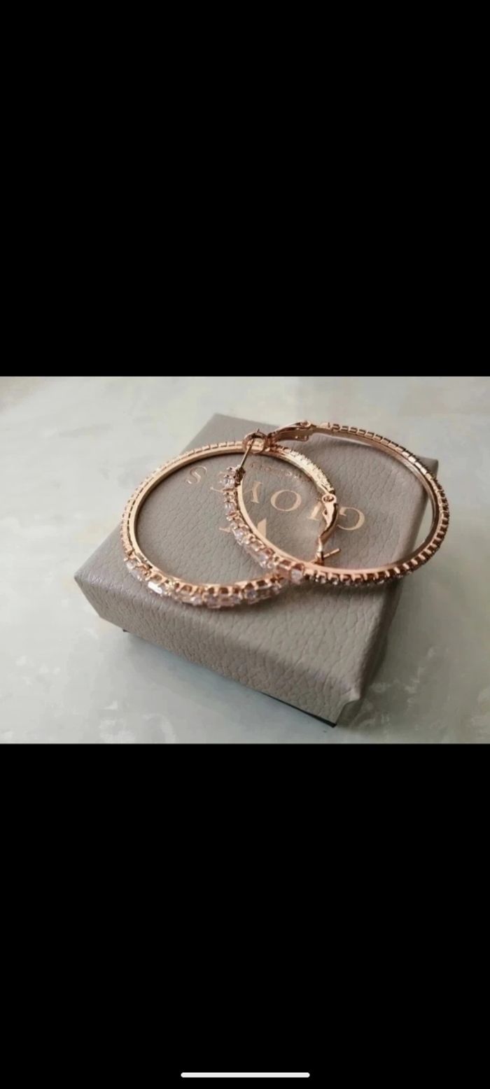 Magnifique paire de grosses créoles en  plaqué or 24 carats sertis de zirconiums.