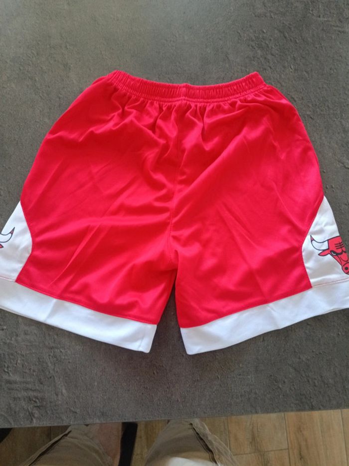 Tenue NBA Chicago Bulls Michael Jordan rouge. T.24 - photo numéro 3