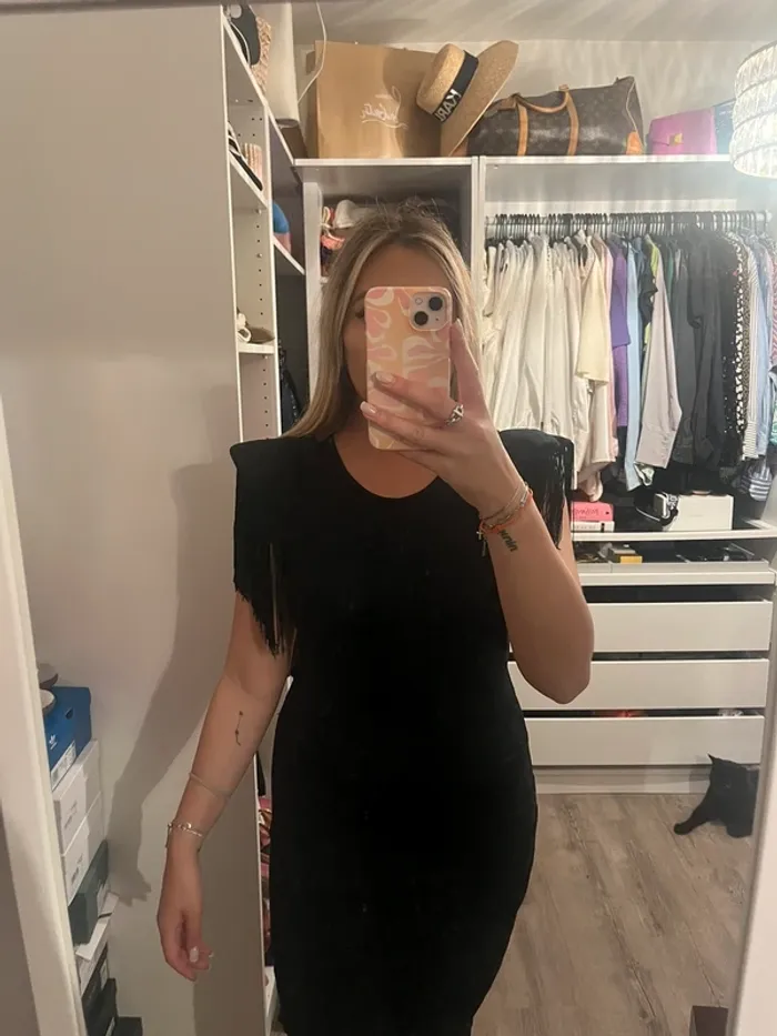 Robe noire épaulette à franges - photo numéro 2