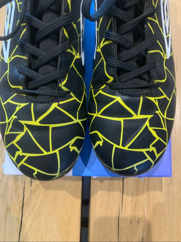 Chaussures de foot à crampons noires et jaunes pointure 35 Umbro - photo numéro 7