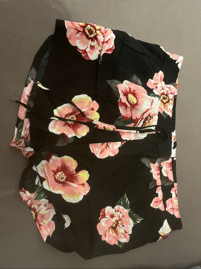 Short noir à fleurs