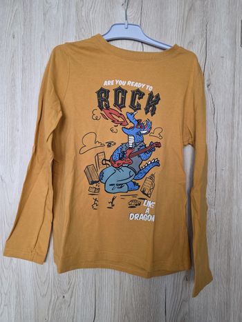 TEE-SHIRT GARÇON 👦 MANCHE LONGUE MOTIF DRAGON  JOUE DE LA GUITARE 🎸 TAILLE 8ANS MARQUE KIABI