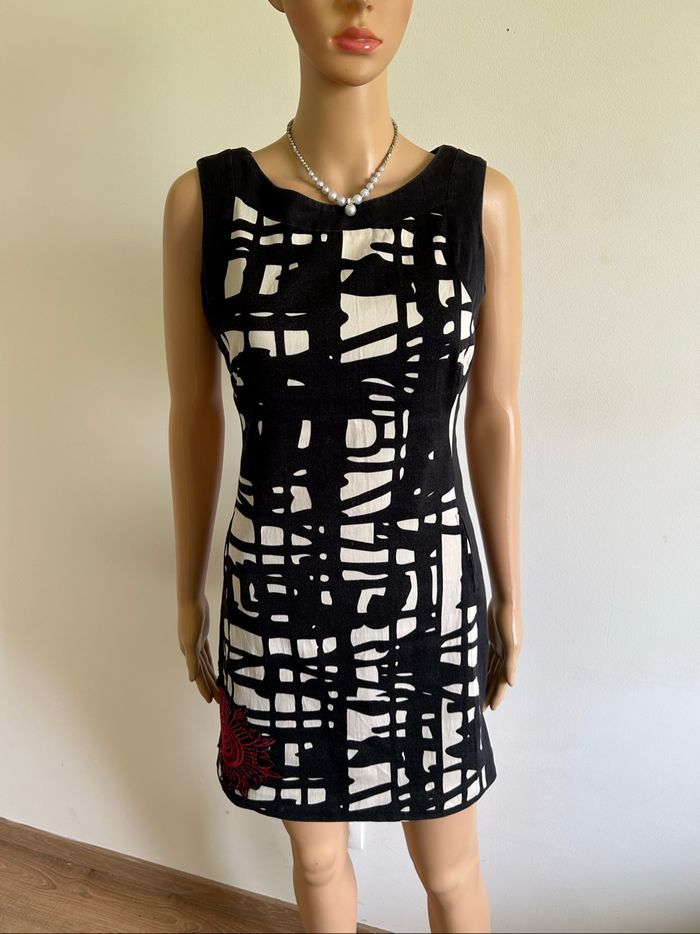 Robe noire et imprimée sans manches Desigual taille 36 bon état