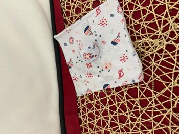 Doudou Plat Carré Ours Blanc Marine Rouge Bateaux Grelot Sergent Major