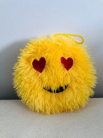 Peluche boule smiley yeux cœurs
