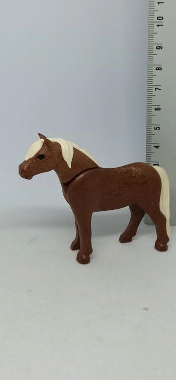 Poulain marron foncé avec crinière claire playmobil