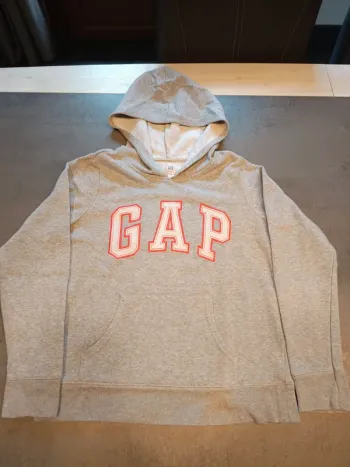 Vends sweat à capuche GAP taille 12 ans .