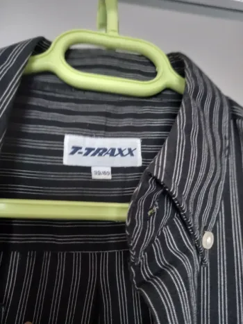 Chemise noire à rayures