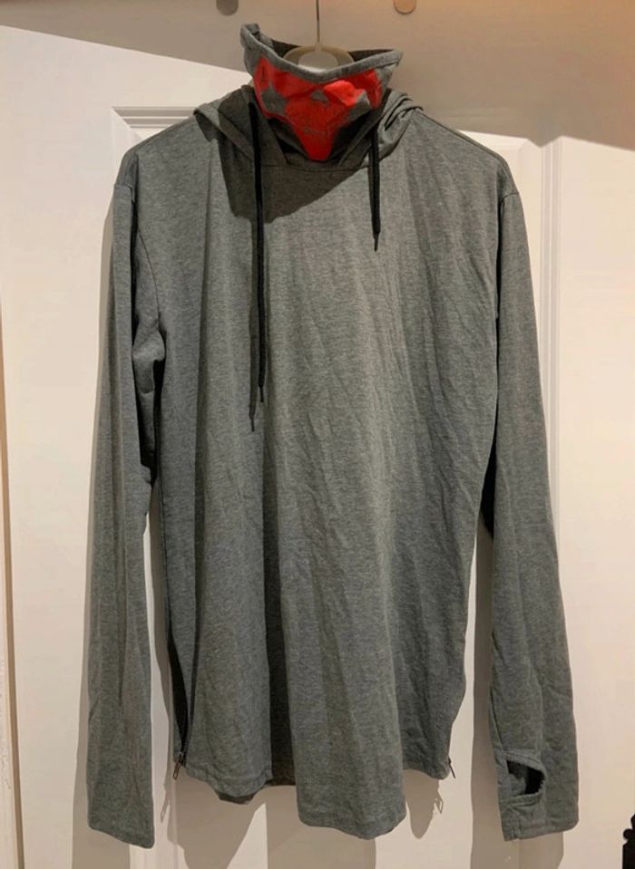 🔥 Haut manches longues gris et rouge a capuche en polyester