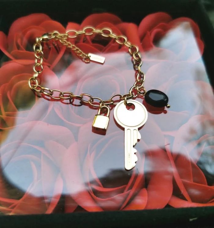 Bracelet mailles larges réglable acier inoxydable or breloques xl clef cadenas perle noire - photo numéro 4