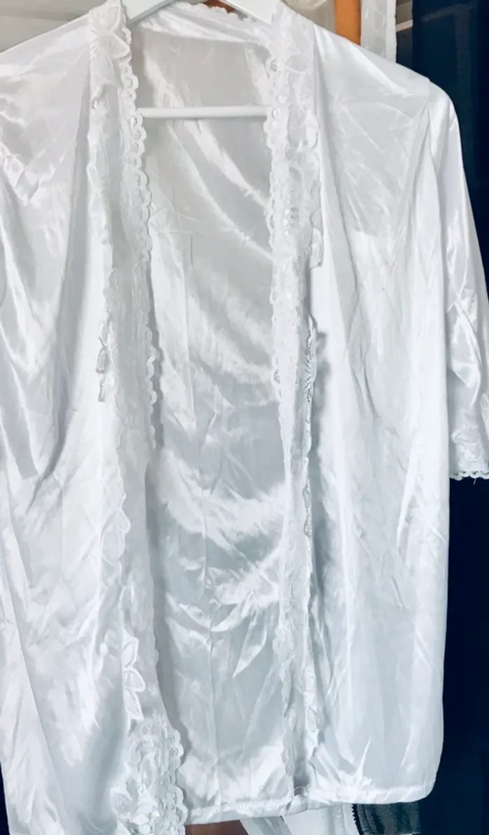 # robe de chambre ultra légère blanche, nylon, très agréable #