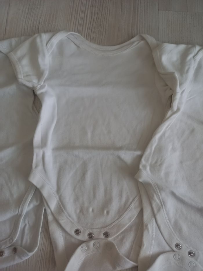 Lot de 4 bodies 18 mois - photo numéro 7