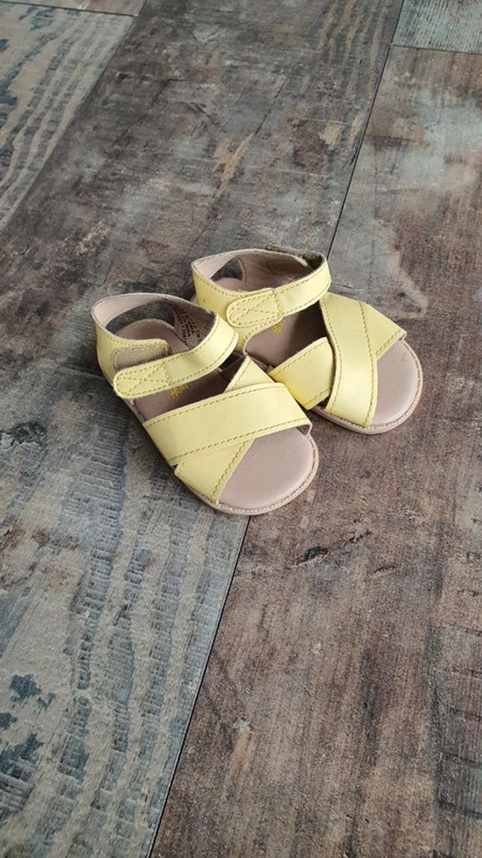 Très belle paire de chaussures h&m taille 18/19 en excellent état