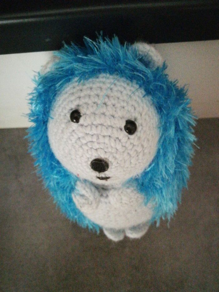 Peluche amigurumi hérisson bleu fait main au crochet - photo numéro 6