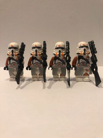Figurine type lego 4 clones de la 212 ème légion. Star Wars