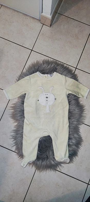 Pyjama en velours taille 6 mois en tres bon état unisexe