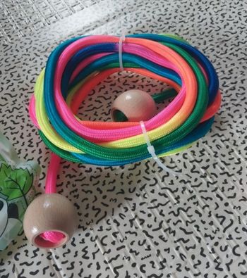 Corde à sauter longue multicolore – poignée bois