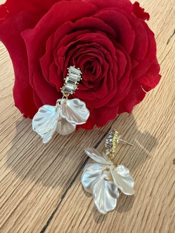 Boucles d’oreilles dorées avec feuilles nacrées pendantes