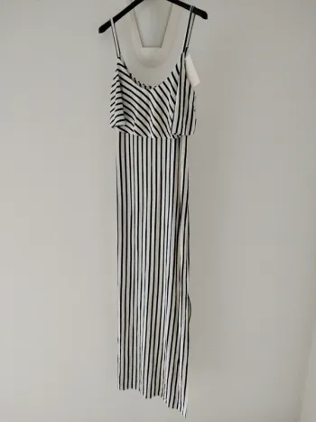 Robe longue bleu marine à rayures avec fentes